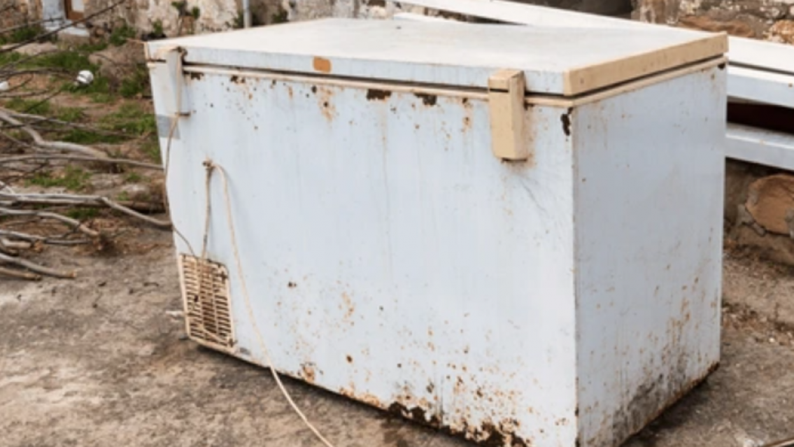 Murió un norteñito de 2 años electrocutado al intentar abrir un freezer