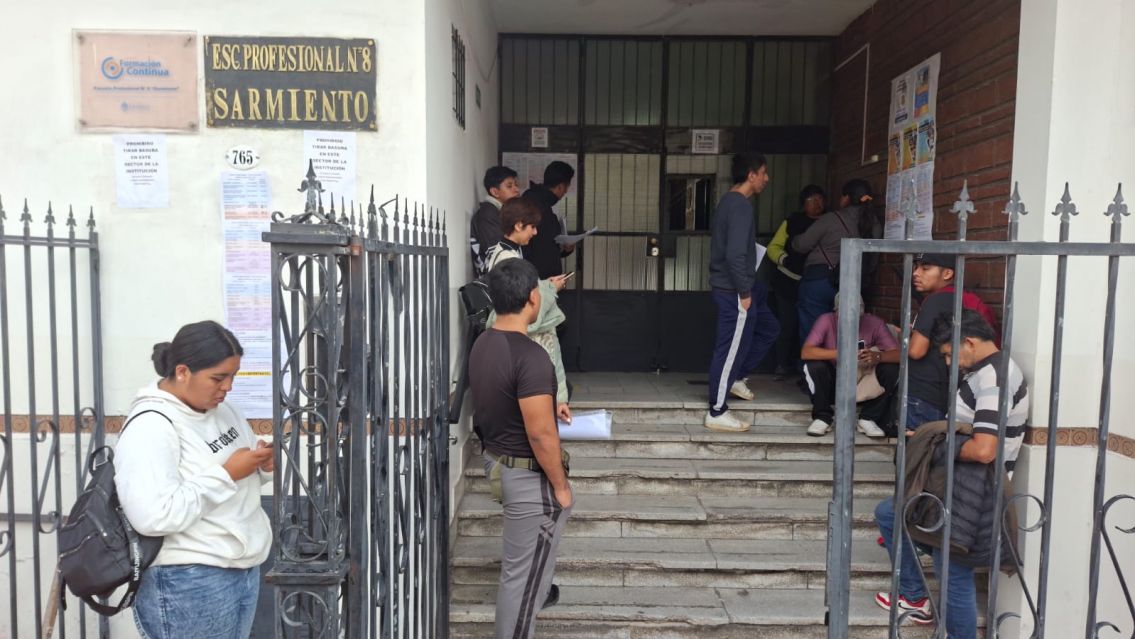 Largas filas para inscribirse en la Escuela Profesional Nº 8 Sarmiento