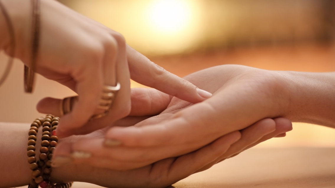 Mujer fue estafada por una gitana, le dio los ahorros de su vida y tomó la peor decisión