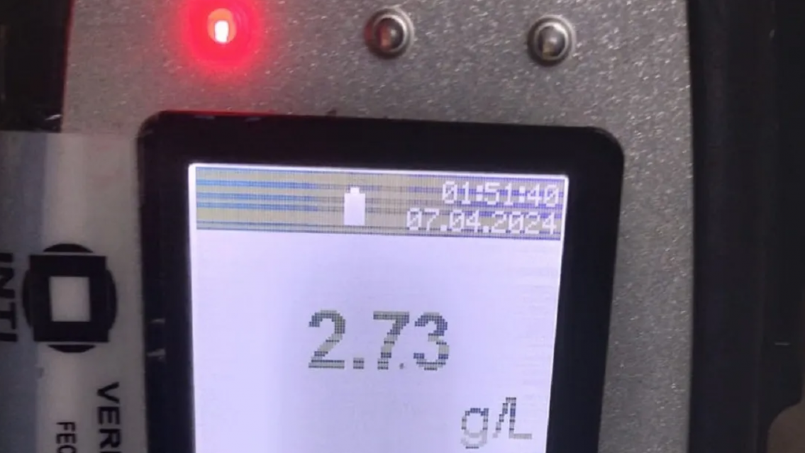 Jujuy: chofer de un camión recolector chocó una casa y el alcotest le dio por las nubes