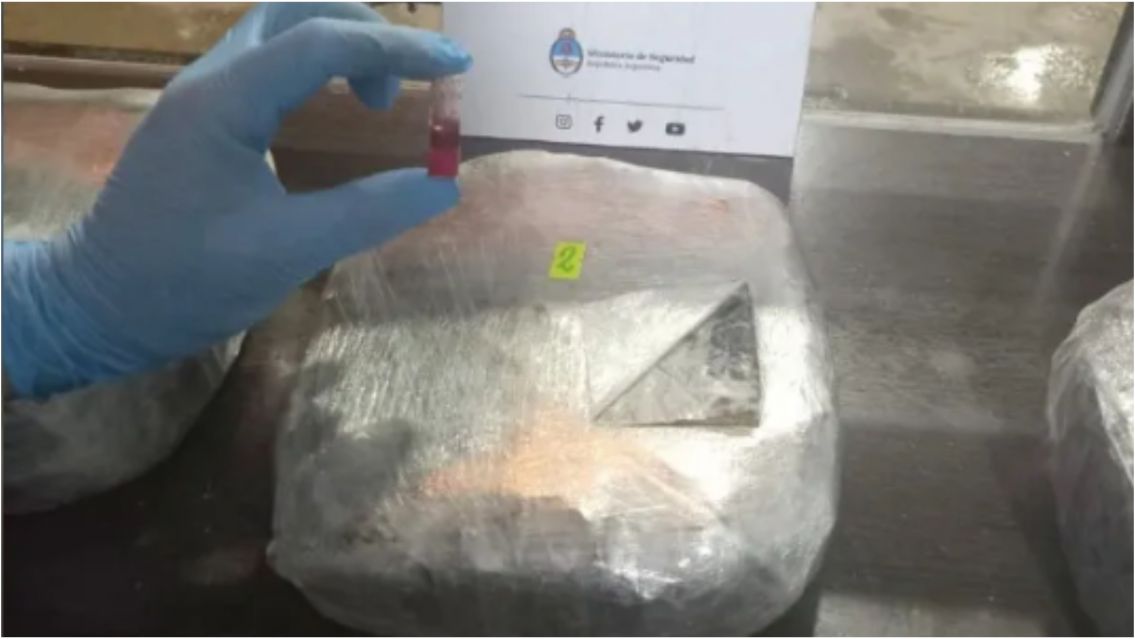 Pararon un bondi que salió de Jujuy y encontraron "piedrones" de droga