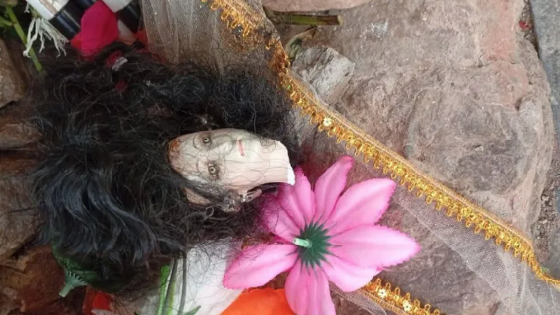 Bronca total en Jujuy: le arrancaron la cabeza a una virgencita y destrozaron su santuario