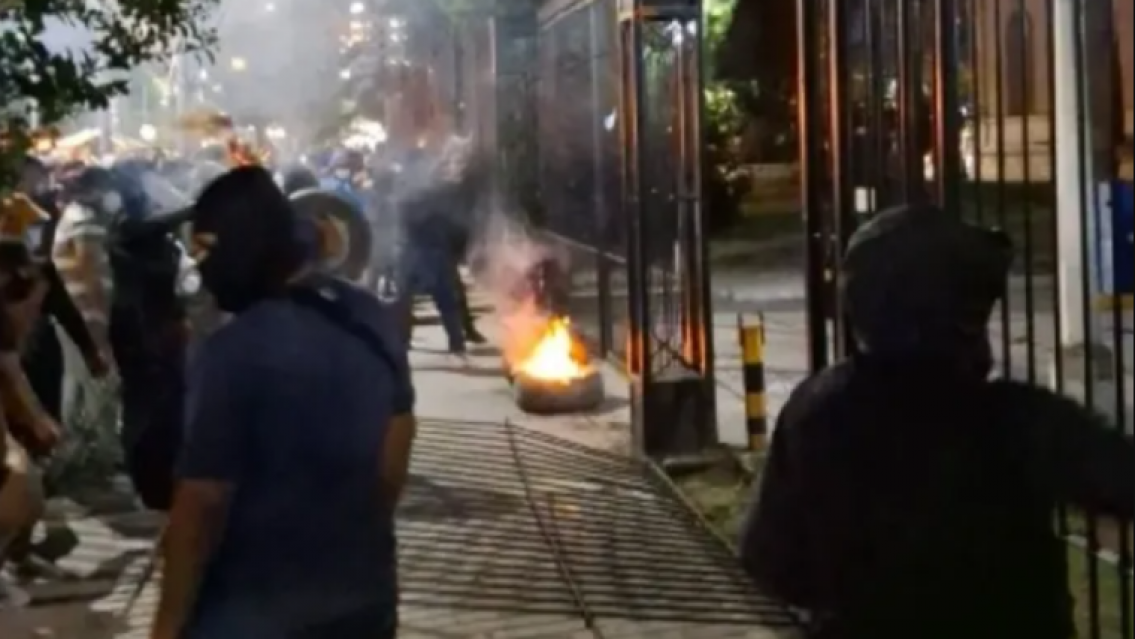 Detuvieron a un policía por los disturbios frente a Casa de Gobierno y no descartan más arrestos