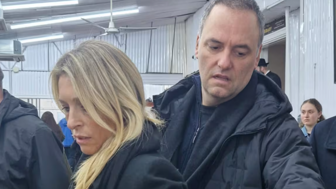 Adorni admiti� que su esposa fue invitada a volar en el avi�n presidencial