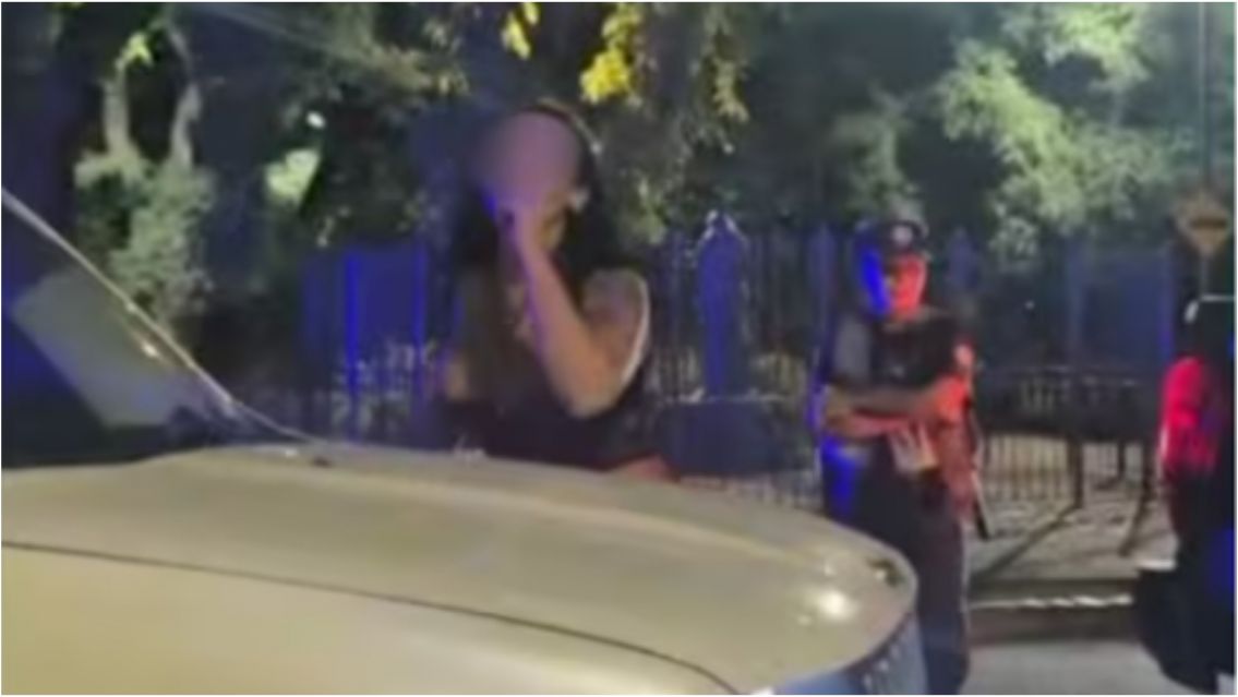 Conductora escapó de un control policial, chocó a dos agentes y terminó detenida