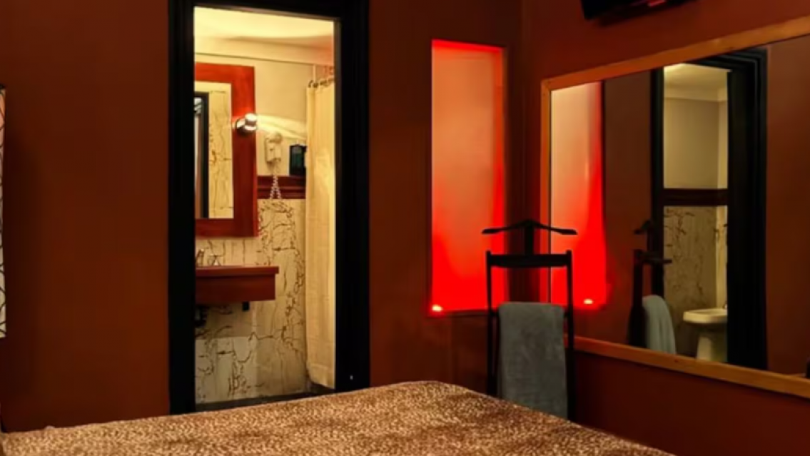 Encontraron a una pareja baleada en un motel: él murió y ella lucha por su vida