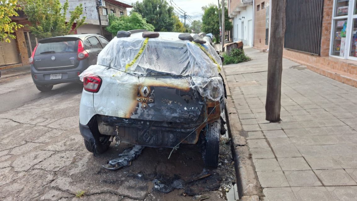 Le prendieron fuego el auto a un jujeño mientras dormía: denuncian ataque intencional