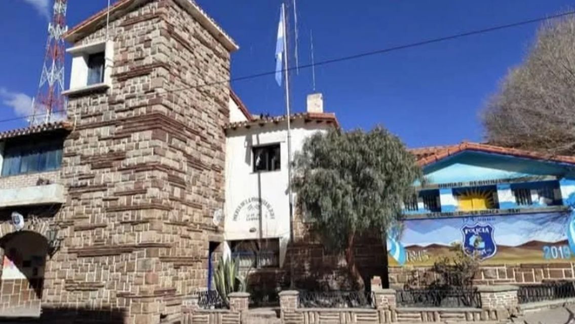 Esc�ndalo en Jujuy: denuncian que jefes policiales hicieron un "departamento VIP" en una oficina