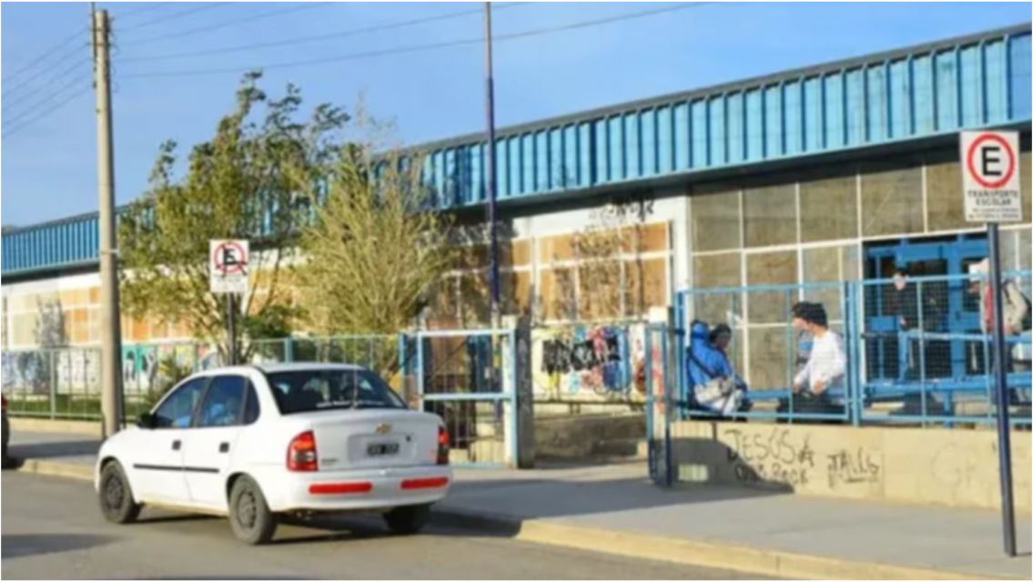 Una madre fue al colegio por las calificaciones de su hija y todo terminó mal
