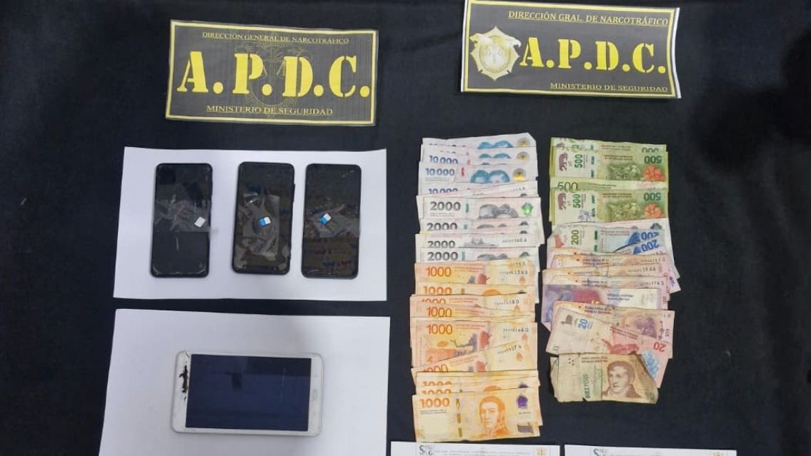 Secuestran drogas, casi un millón de pesos y detienen a dos personas en allanamientos en Jujuy