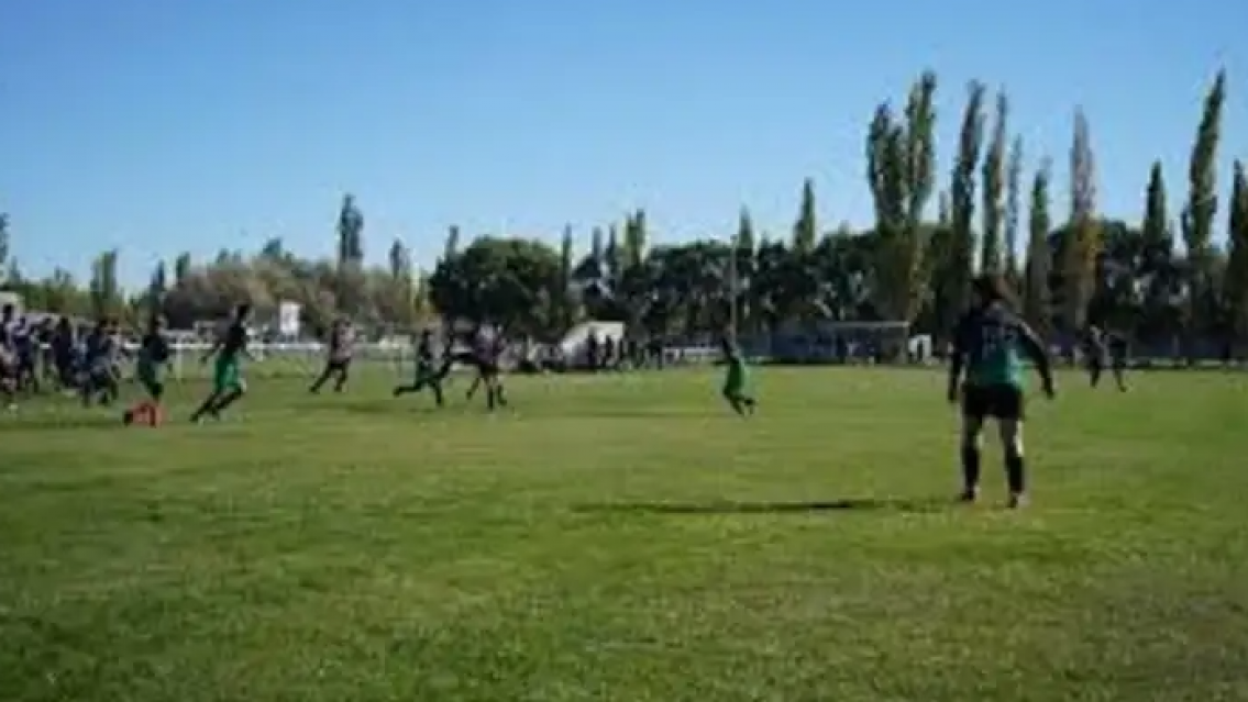 Otro partido de veteranos termin� en tragedia: jugador muri� en plena cancha