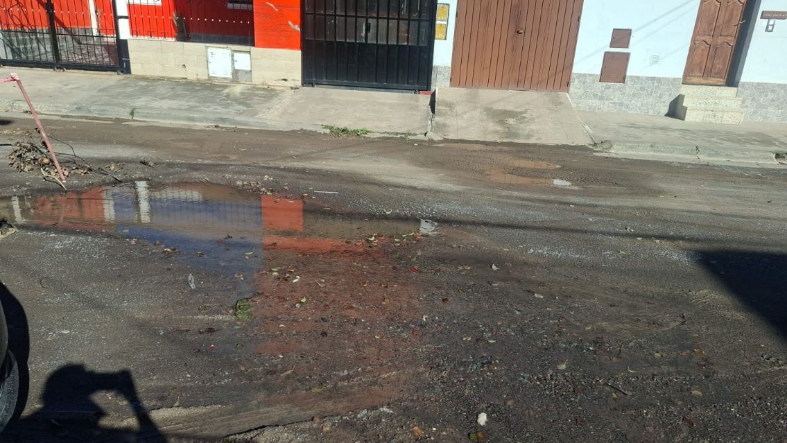 Denuncian cañería rota y riesgo de hundimiento en Alto Comedero