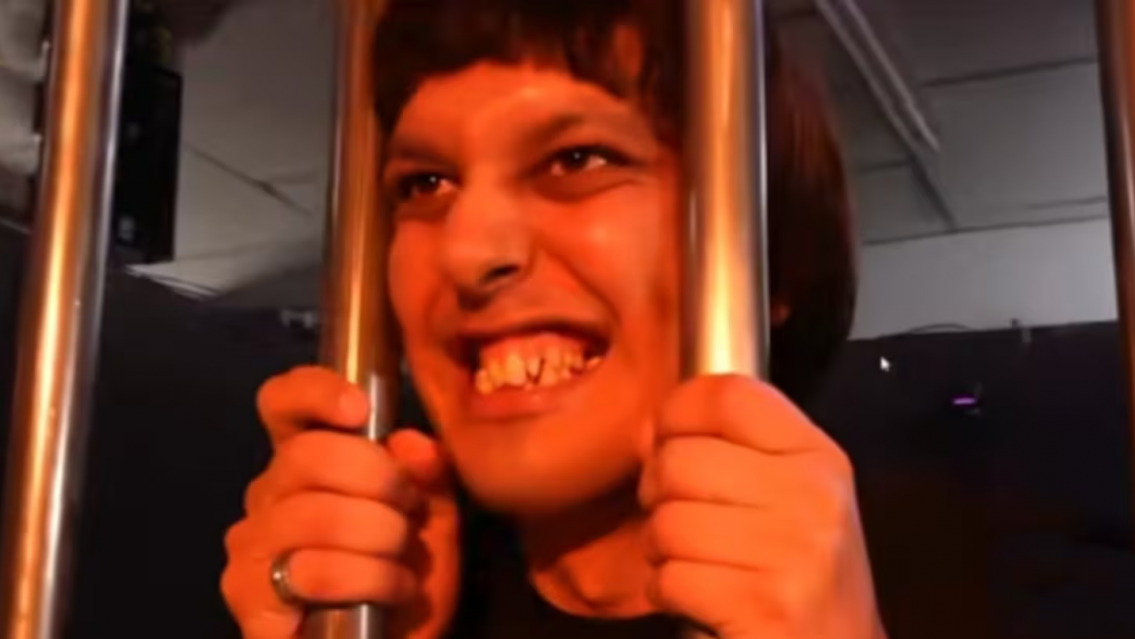 Acá trabajaba de "asustador" y por dos mangos, lo llamaron de España y se fue mundial