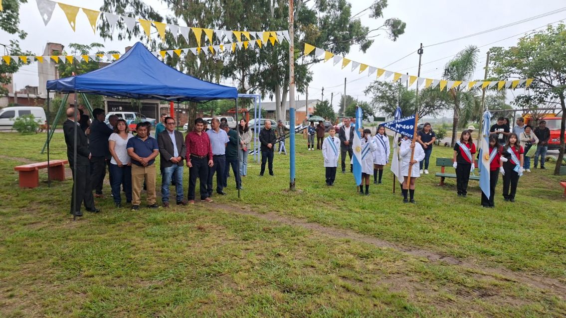 Pol�mica en Jujuy: ni�os abanderados bajo la lluvia y funcionarios resguardados