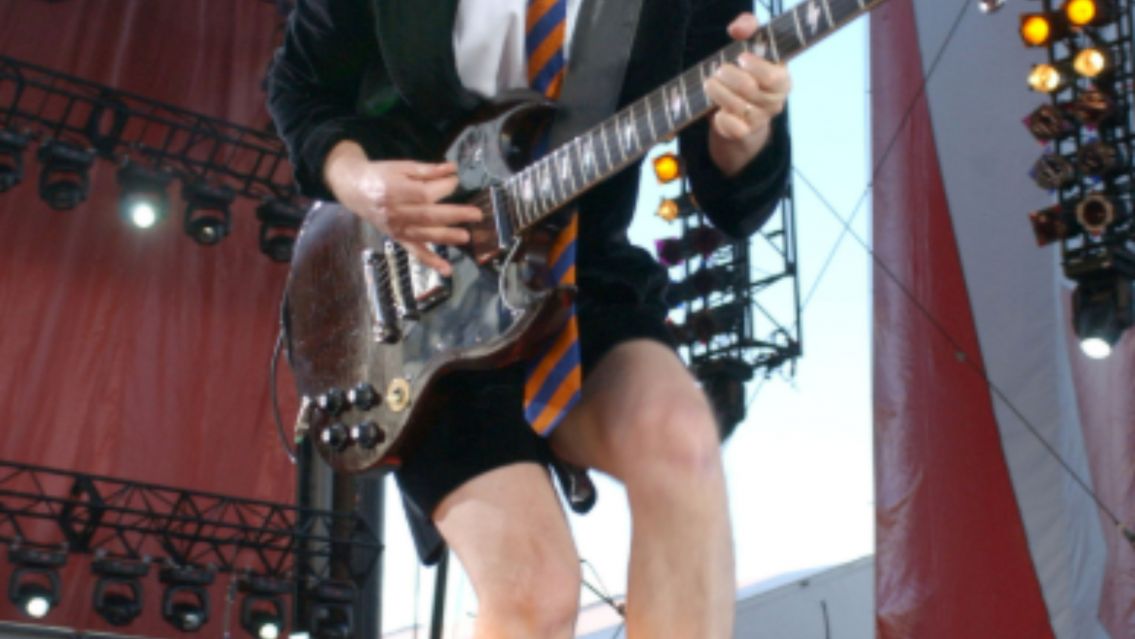 Internaron de urgencia al guitarrista de AC/DC: �Se suspende el show?