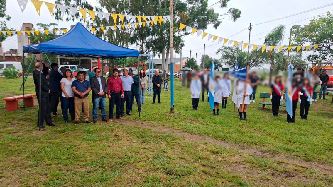 Pol�mica en Jujuy: ni�os abanderados bajo la lluvia y funcionarios resguardados