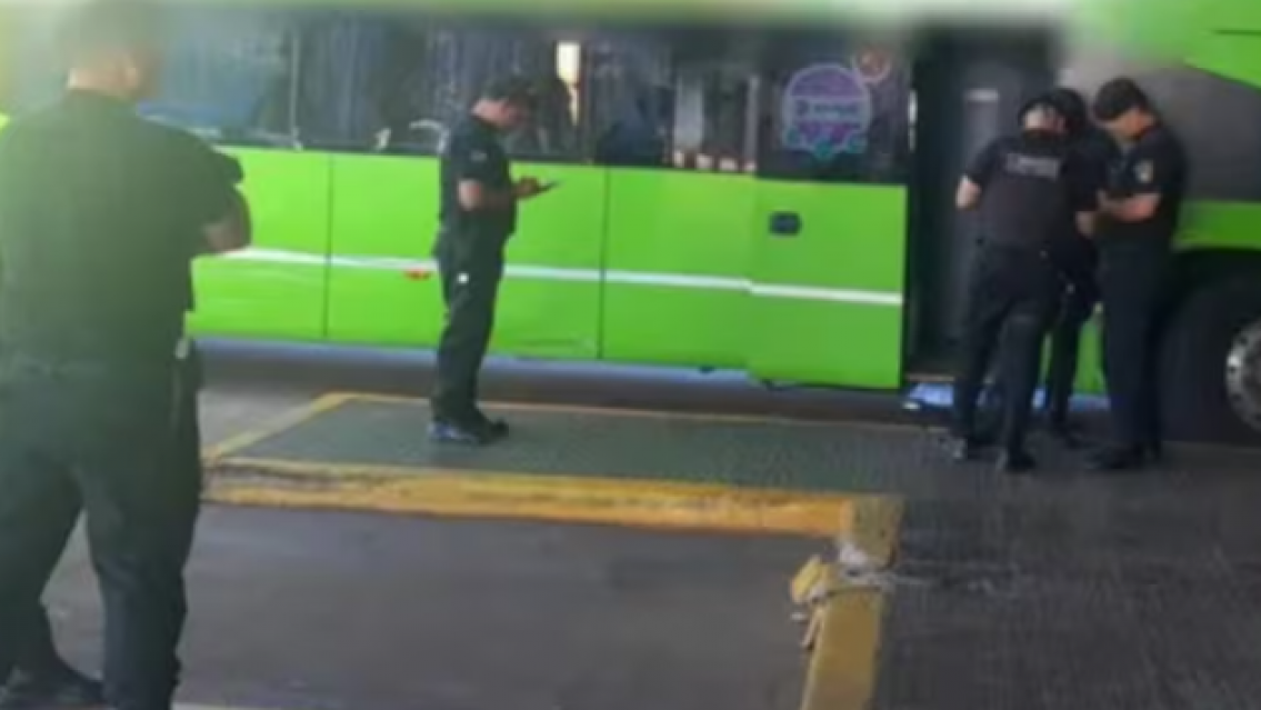 Hallaron sin vida a una pasajera dentro de un colectivo