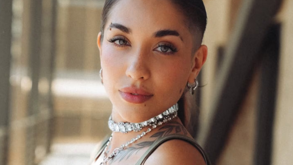 "A María Becerra le hizo dos bien fieras": el peor perfil de Emilia Mernes