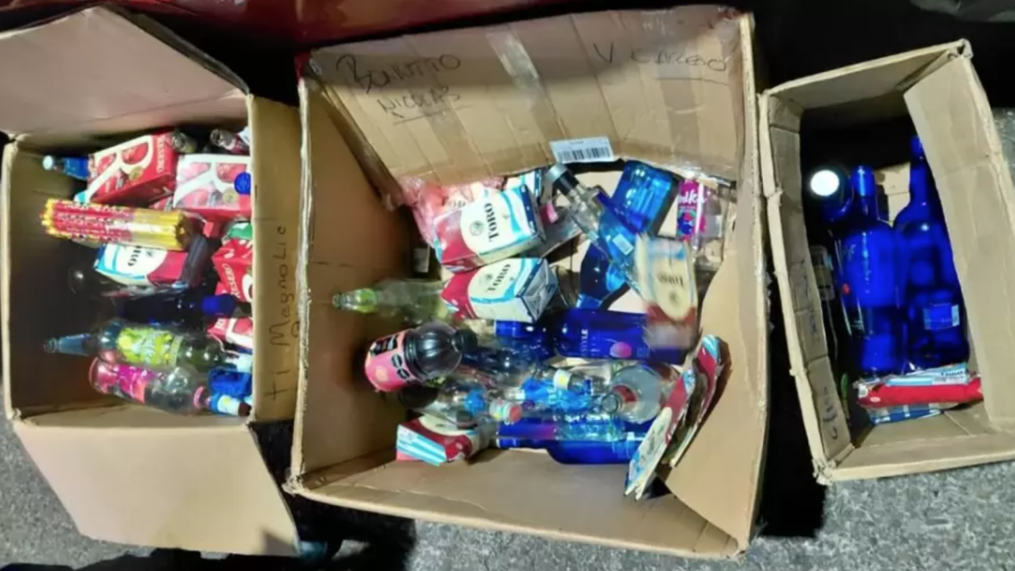 En pleno Banderazo de Jujuy, cayó la policía y les sacó a los chicos un montón de alcohol