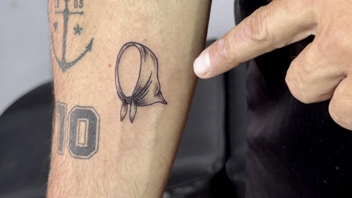 "Así bloqueo con ganas": el líder de No te va gustar se tatuó en pañuelo de las Madres