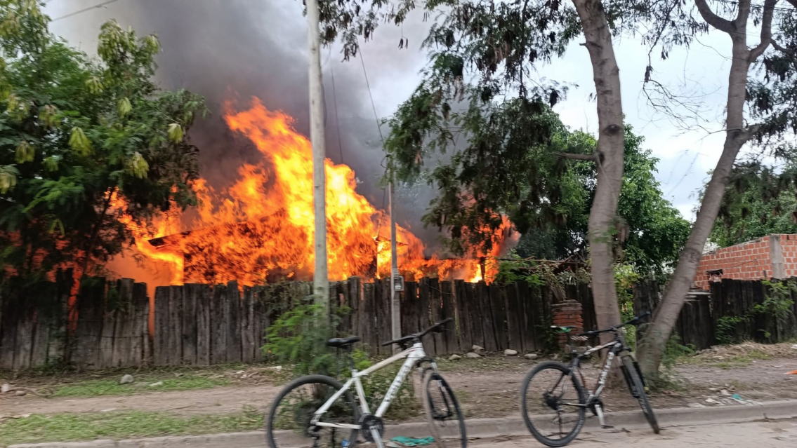 Un descuido con un pucho termin� en incendio y una familia juje�a perdi� su hogar
