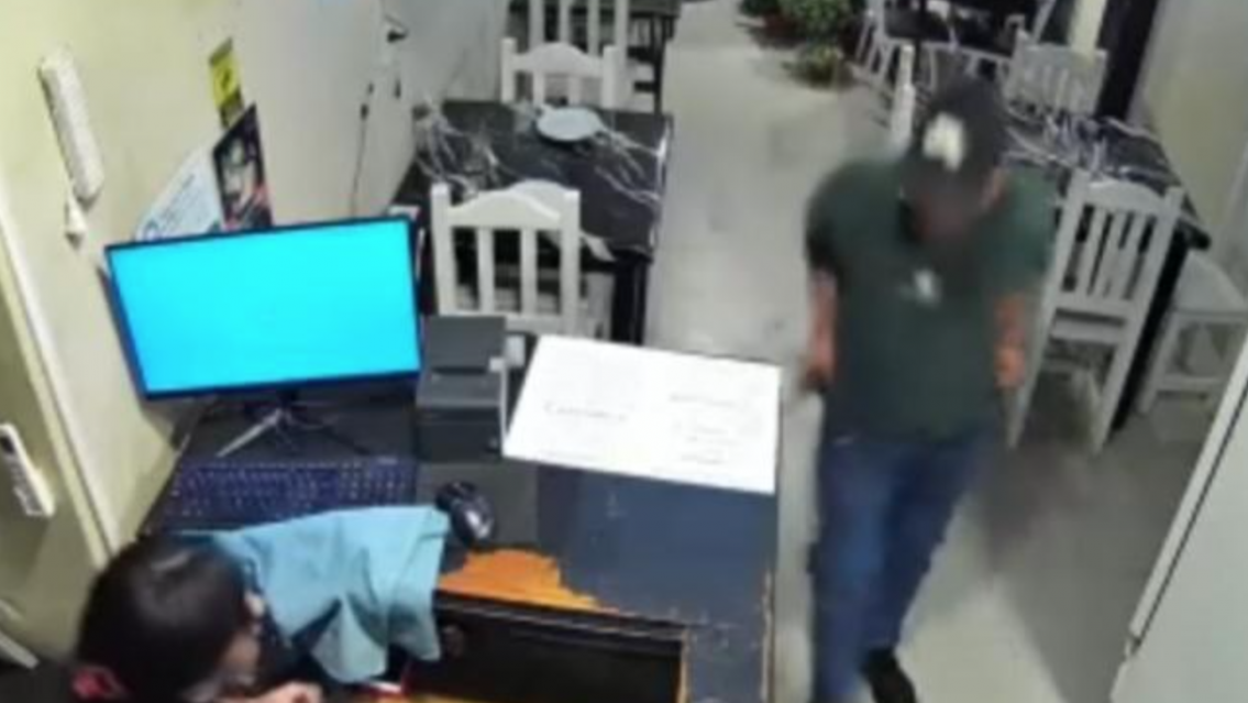 Mirá como entró con una pistola a una pizzería jujeña y se llevó toda la plata