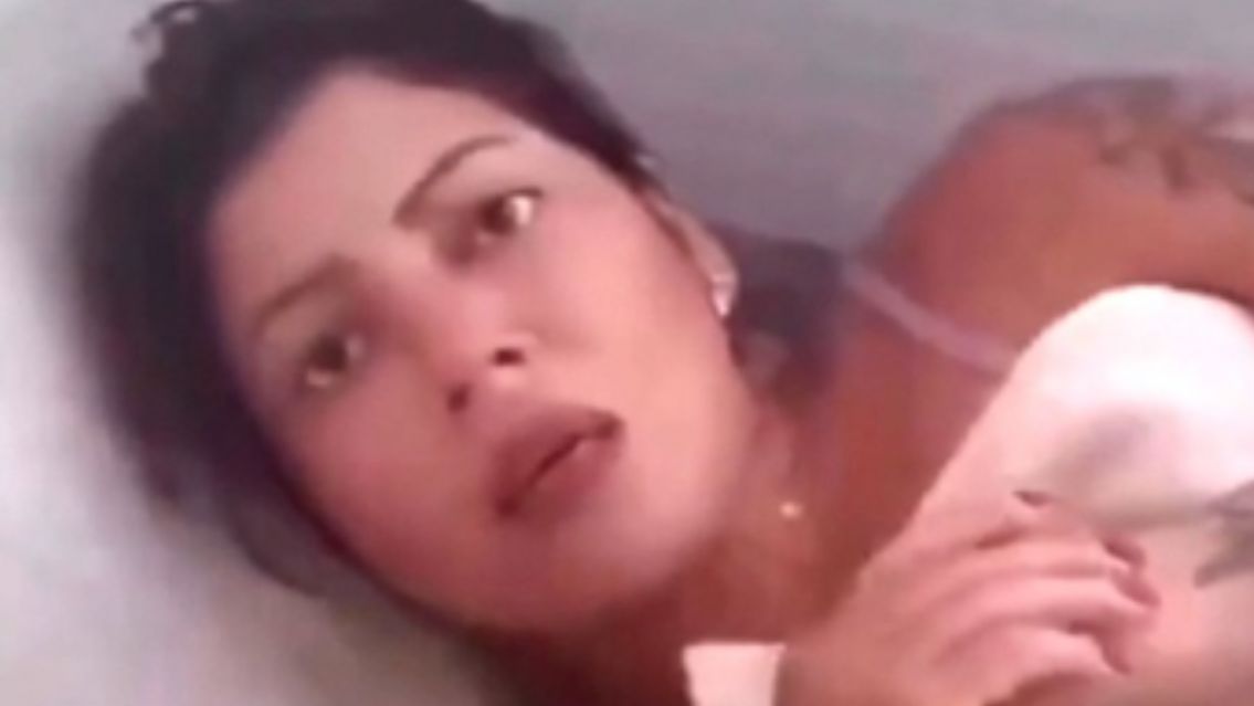 Volvió antes de la escuela, y descubrió a su mamá siendole infiel a su papá: quedó grabado
