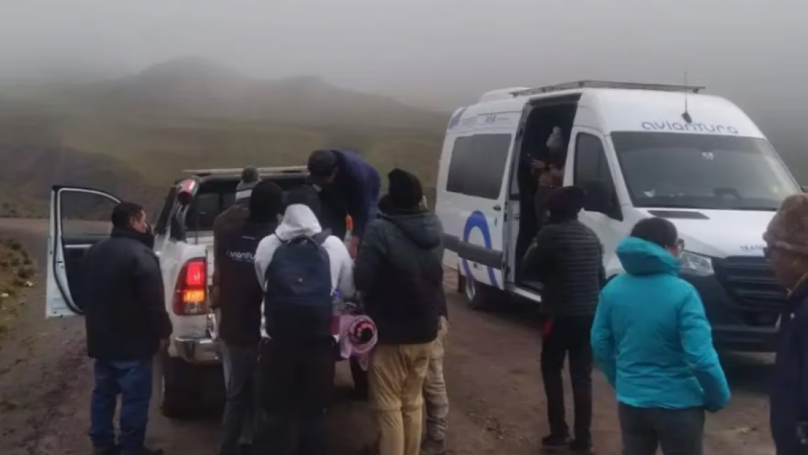 Horror en la ruta: un micro tur�stico se desbarranc� y caus� 9 muertes