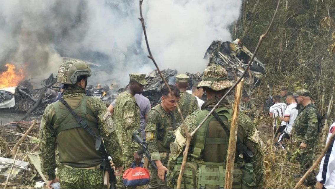 Terrible tragedia: avión militar cayó tras despegar y dejó 66 muertos