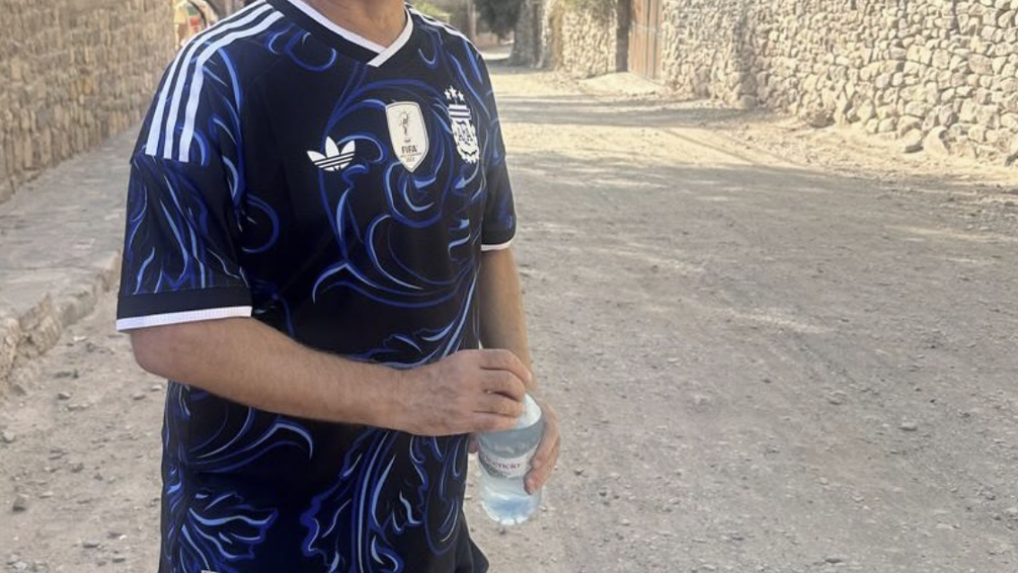 Mega famoso apareci� en Jujuy con la nueva camiseta de la Selecci�n y es furor