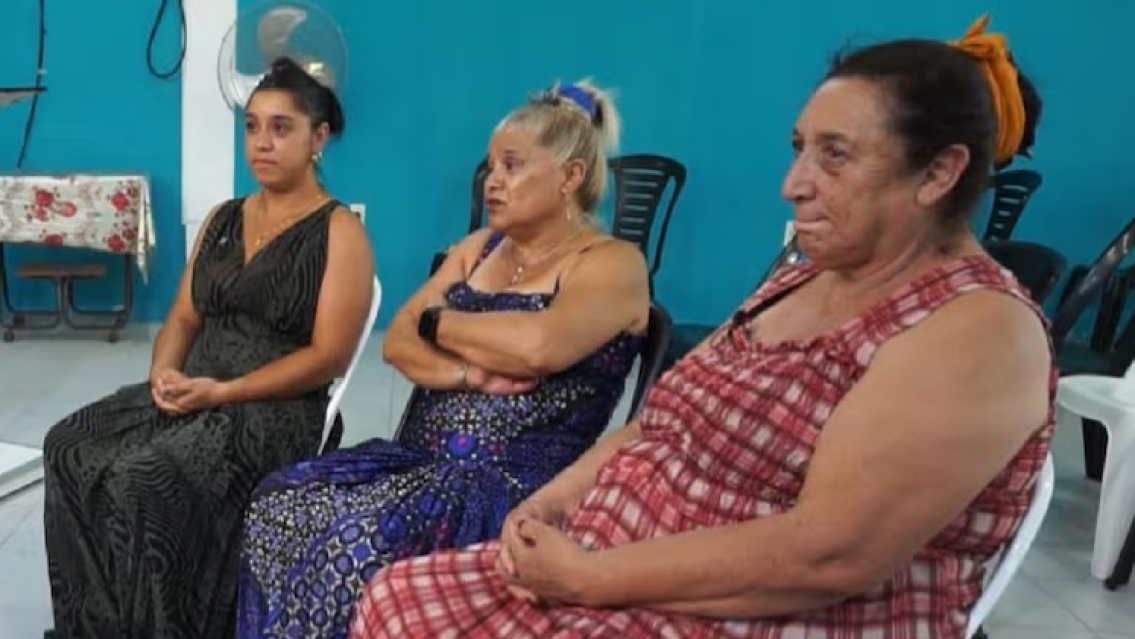 "Es mentira, no tenemos poderes": gitanas cuentan la verdad sobre lecturas de manos y amuletos