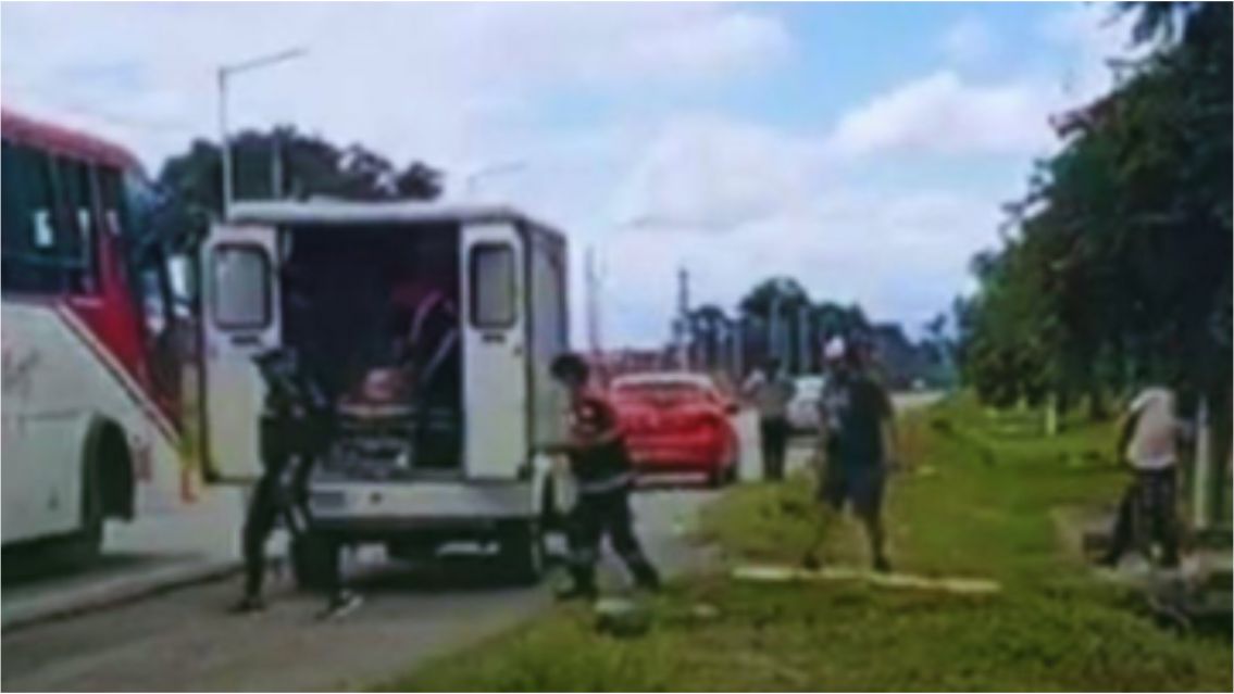 Fuerte choque en el acceso a Monterrico: una moto y una bici terminaron destrozadas