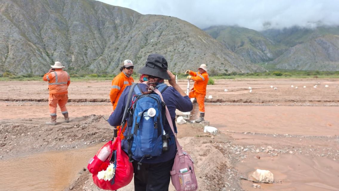 Lágrimas y fe en el cerro: 22 años subiendo sola a ver a la Virgen de Punta Corral