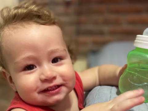 Bebito se atragantó con una uña postiza y murió: el descargo ...