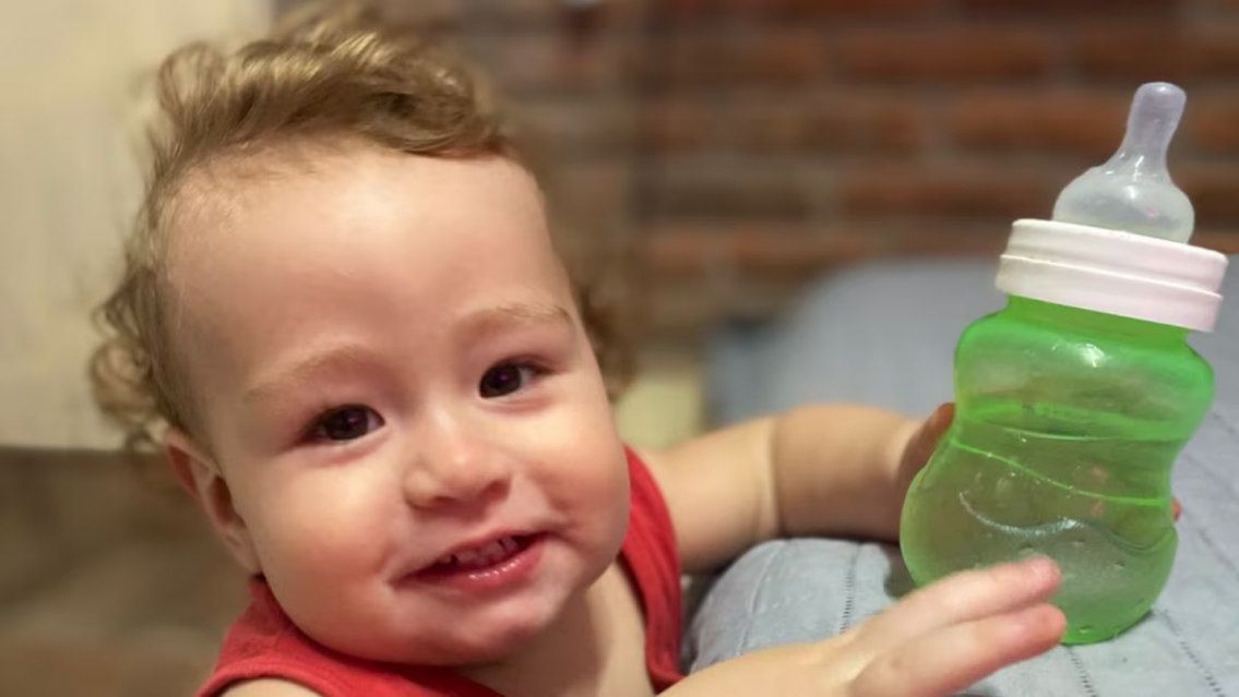 Bebito se atragant� con una u�a postiza y muri�: el descargo de la madre