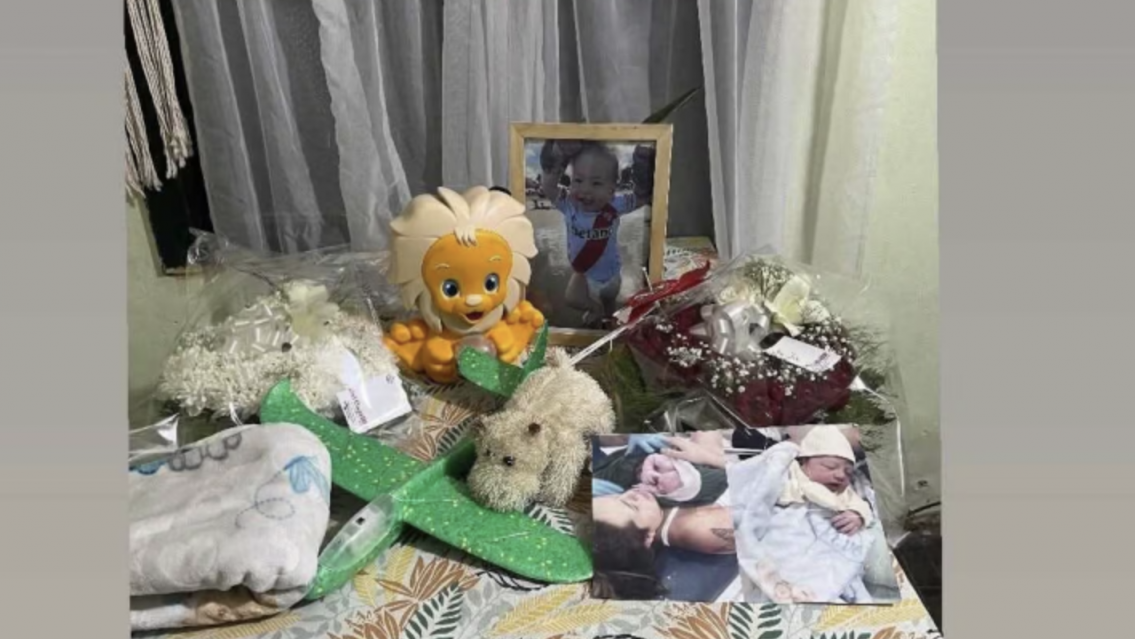 Este es el altar del niño de 1 año que falleció asfixiado por una uña postiza