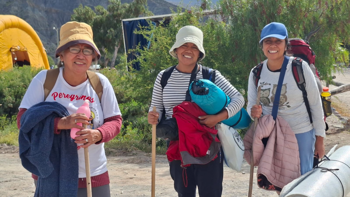 Ni�os, j�venes, adultos y adultos mayores en la peregrinaci�n a Punta Corral