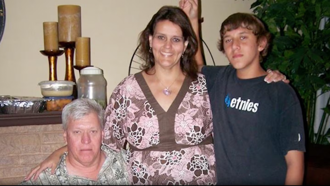 Fiesta de 60 personas con dos cad�veres ocultos en una de las piezas