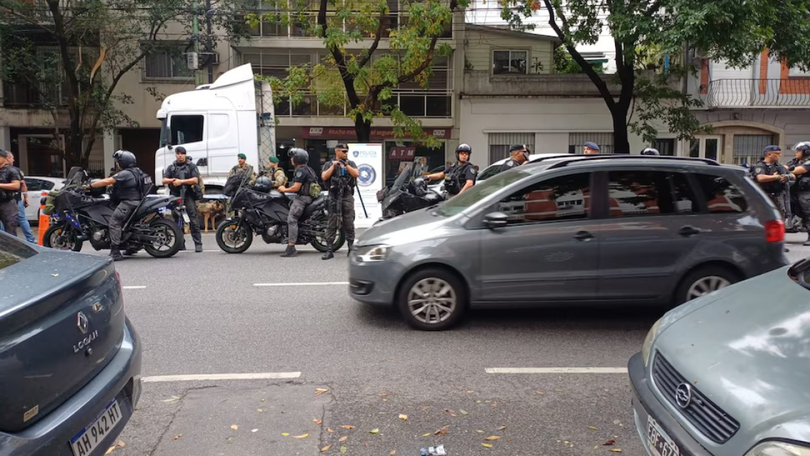 Estacion� en doble fila y cuando se acercaron a hablarlo le encontraron algo terrible