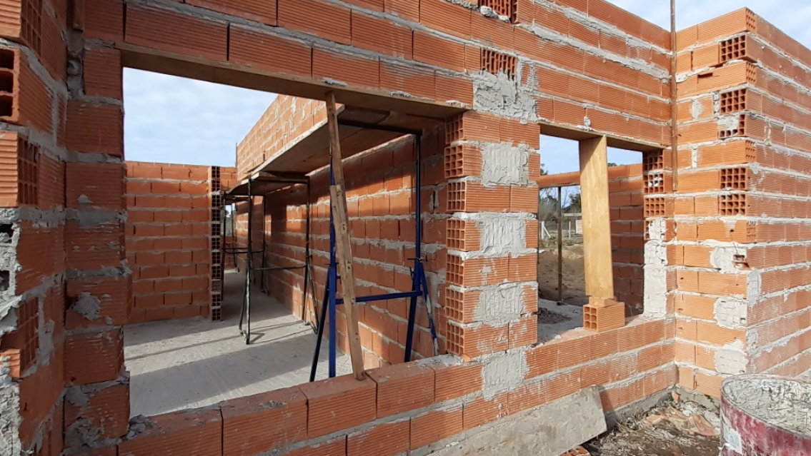 "Mi casa está a la mitad": denunció a un su albañil y pide ayuda desesperada