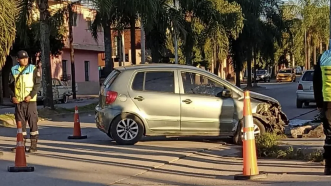Misterio en Jujuy: choc� contra un poste, dej� el auto ah� y se mand� a mudar