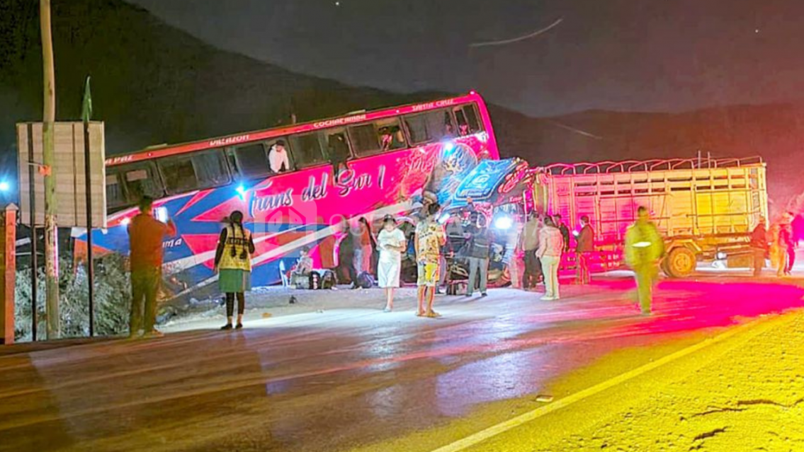 Terrible choque frontal entre camión y colectivo: hay cinco muertos y varios heridos