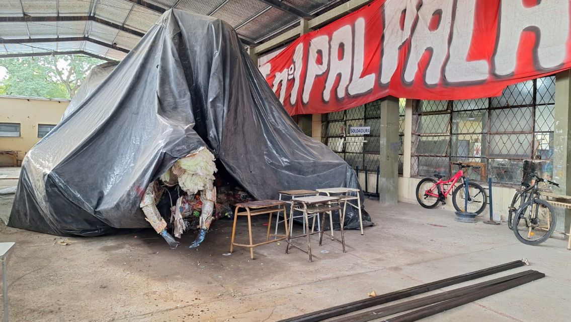 A pulmón y con esfuerzo: alumnos ya trabajan para construir la carroza 2026