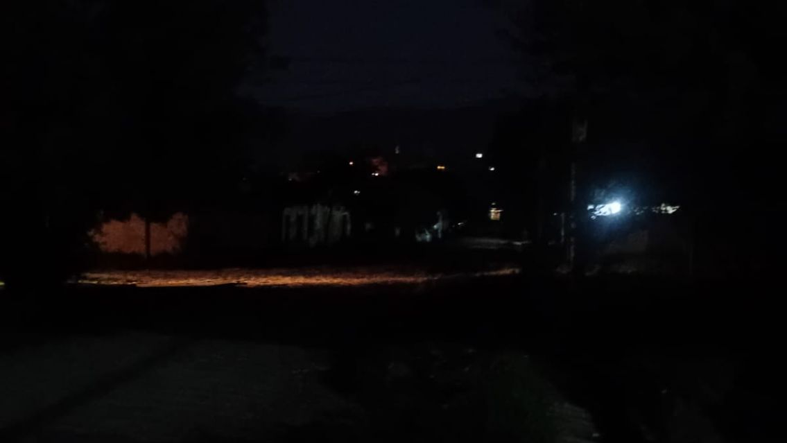 "Vivimos a oscuras": vecinos de Los Perales denuncian cortes constantes de alumbrado público