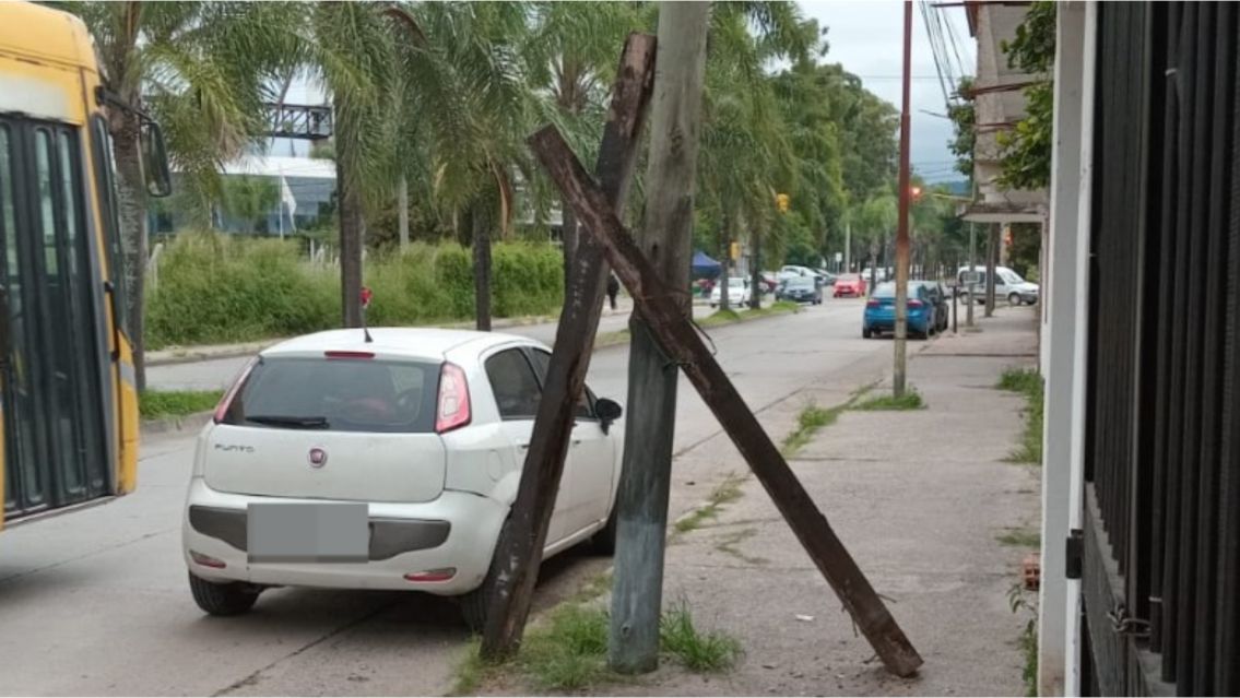 Peligro en barrio Malvinas Argentinas: denuncian un poste en estado crítico