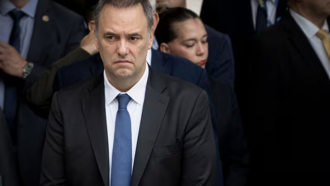 Pese a los escándalos de Adorni, lo premiaron subiéndole el sueldo