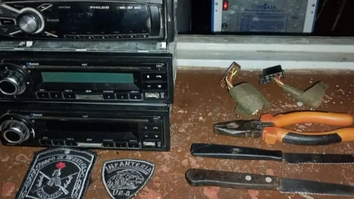 Tres estéreos de un solo saque: vecinos atraparon al ladrón que forzaba los autos