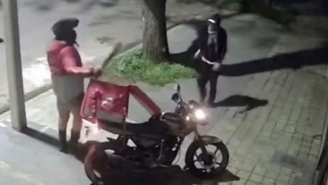 Fue a entregar un pedido, le quisieron robar la moto y termin� internado en Jujuy