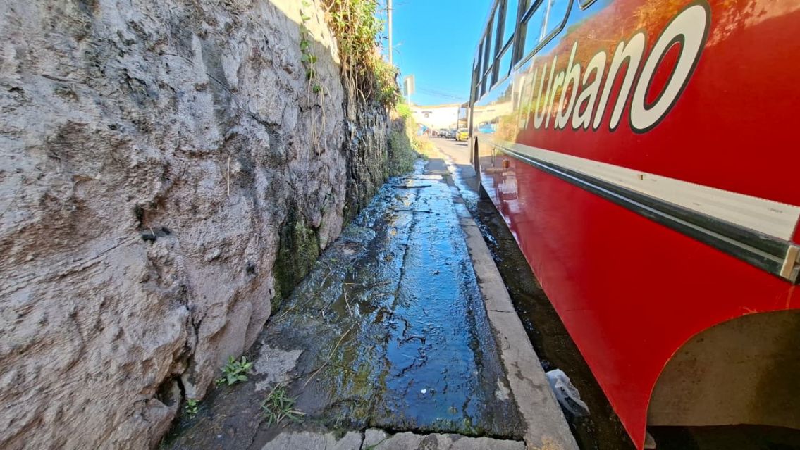 Peligro en calle Iguaz�: vereda rota y resbaladiza pone en riesgo a peatones