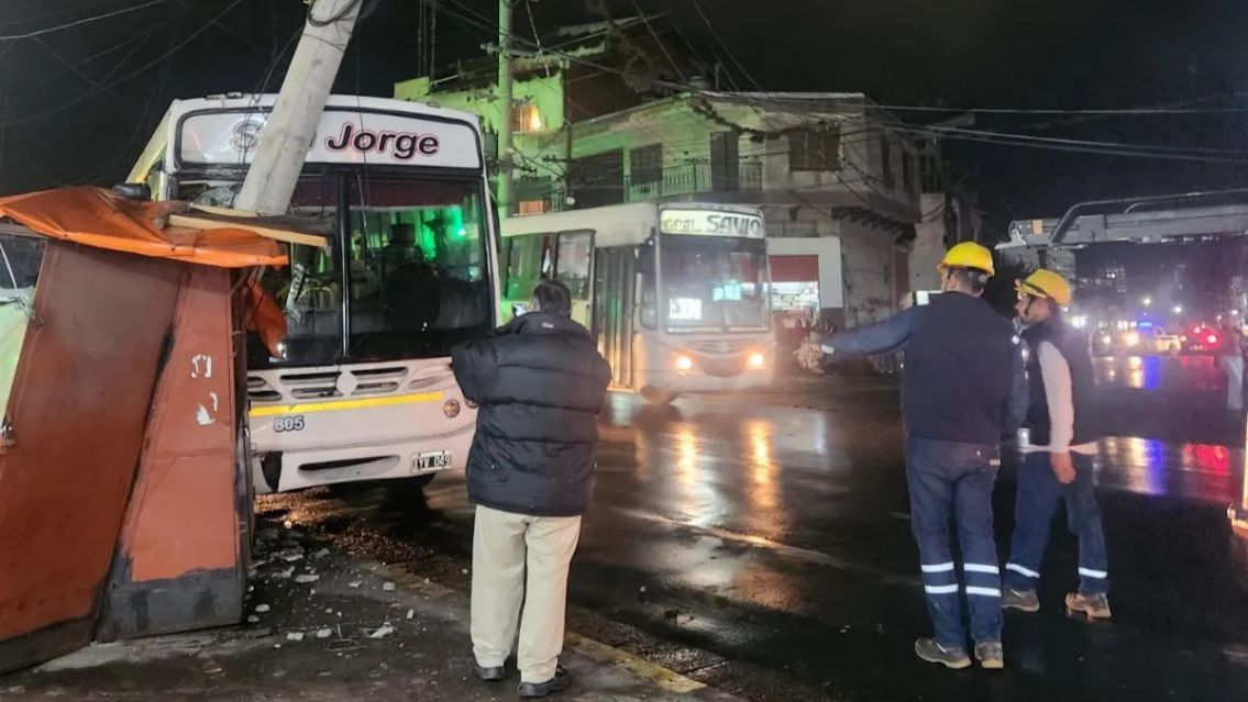 Fuerte choque en pleno centro: un colectivo se estrell� contra un poste y hubo pasajeros heridos